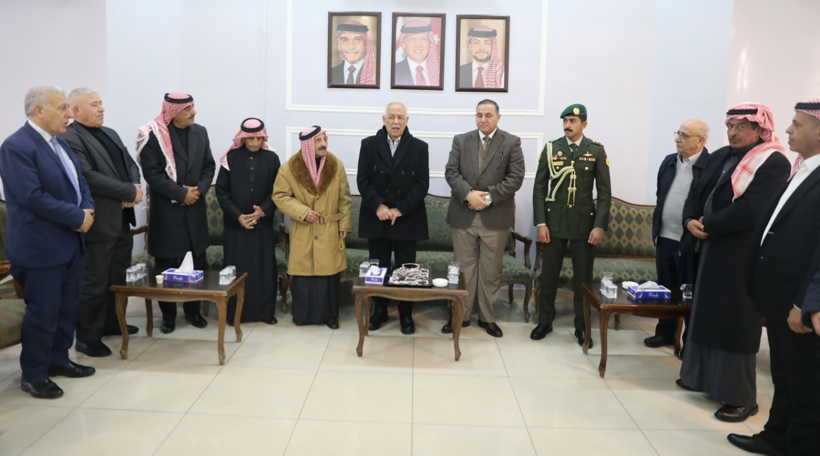 مندوبا عن الملك وولي العهد. العيسوي يعزي بوفاة زوجة الوزير والعين السابق النجادات