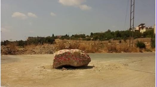 صخرة ضخمة على محبس مياه في كفر ابيل  ..  وهكذا بررت شركة مياه اليرموك الأمر