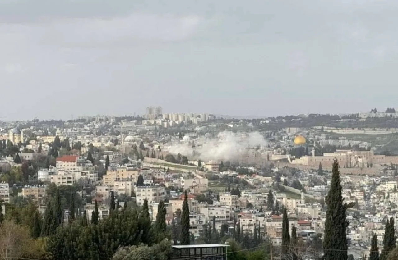 سقوط شظايا صاروخ إيراني قرب المسجد الأقصى