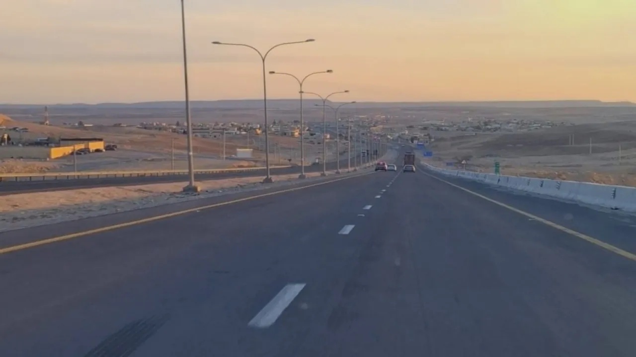 وفاة سيدتين وطفل بحادث دهس تريلا على الطريق الصحراوي
