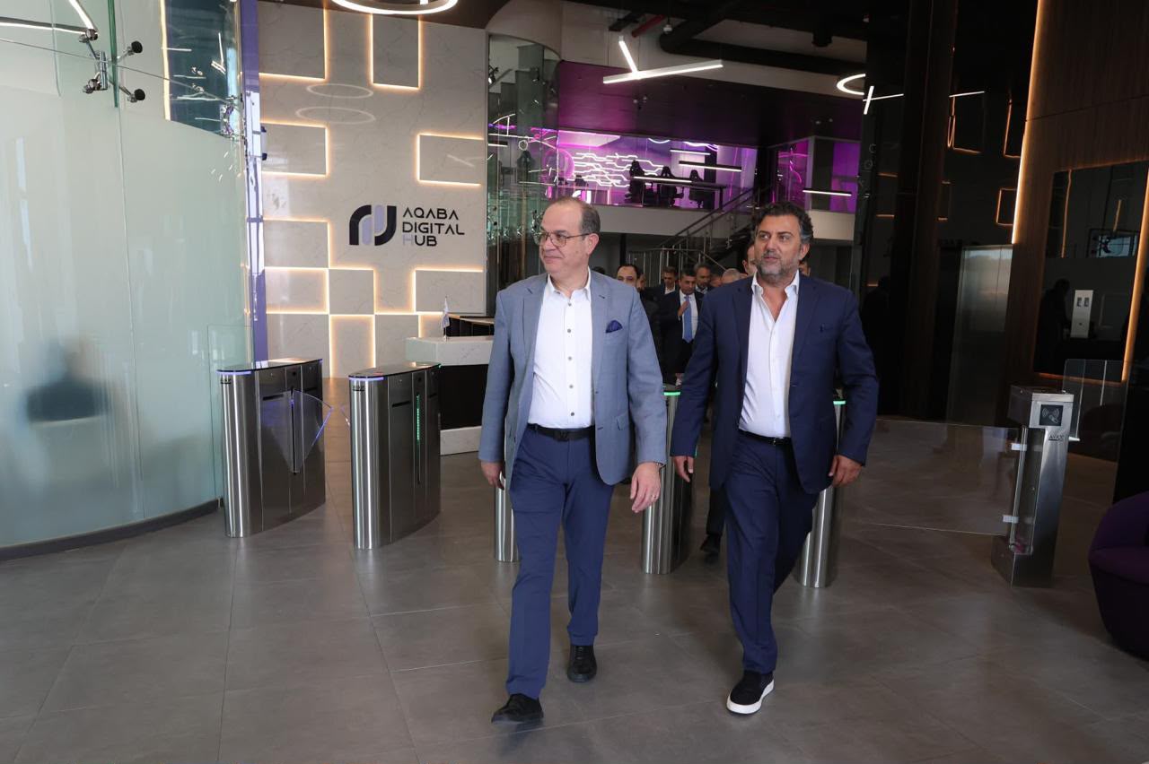 وزير الاقتصاد الرقمي يطلع على مشاريع مدينة العقبة الرقمية