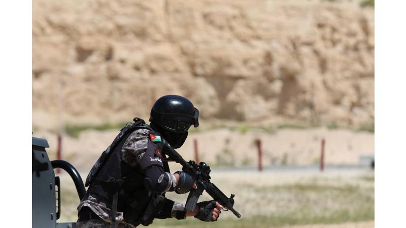 وفاة مطلوب وإصابة رجل أمن  ..  تفاصيل