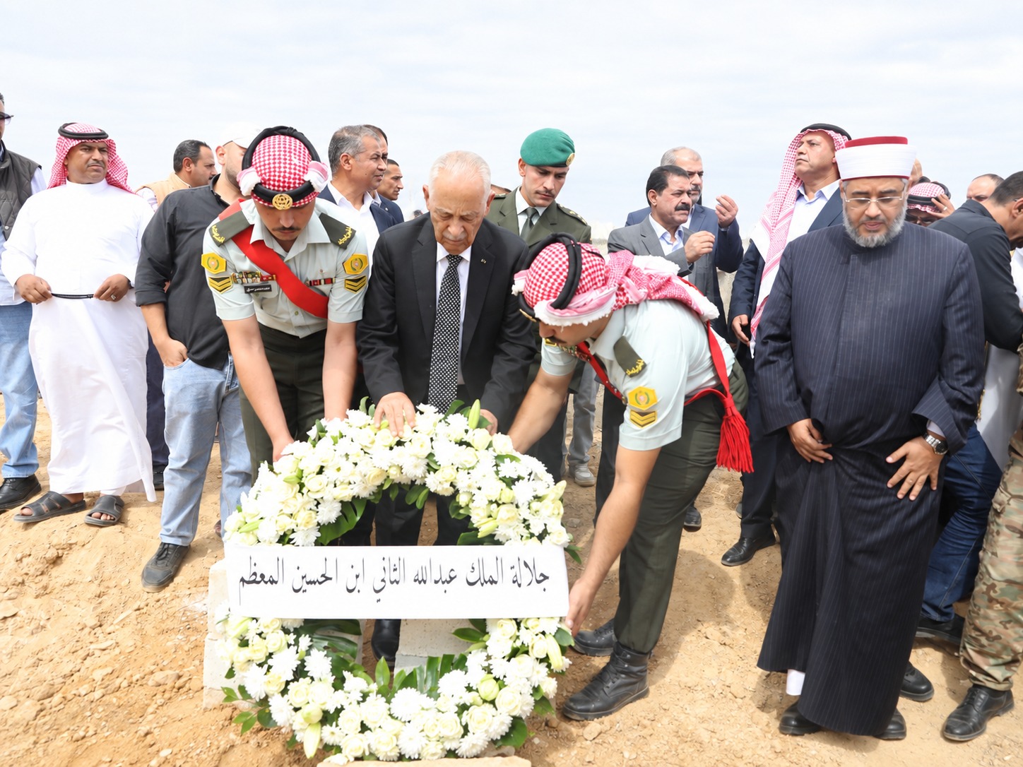 العيسوي ينقل تعازي الملك وولي العهد بوفاة سلامة الحجايا