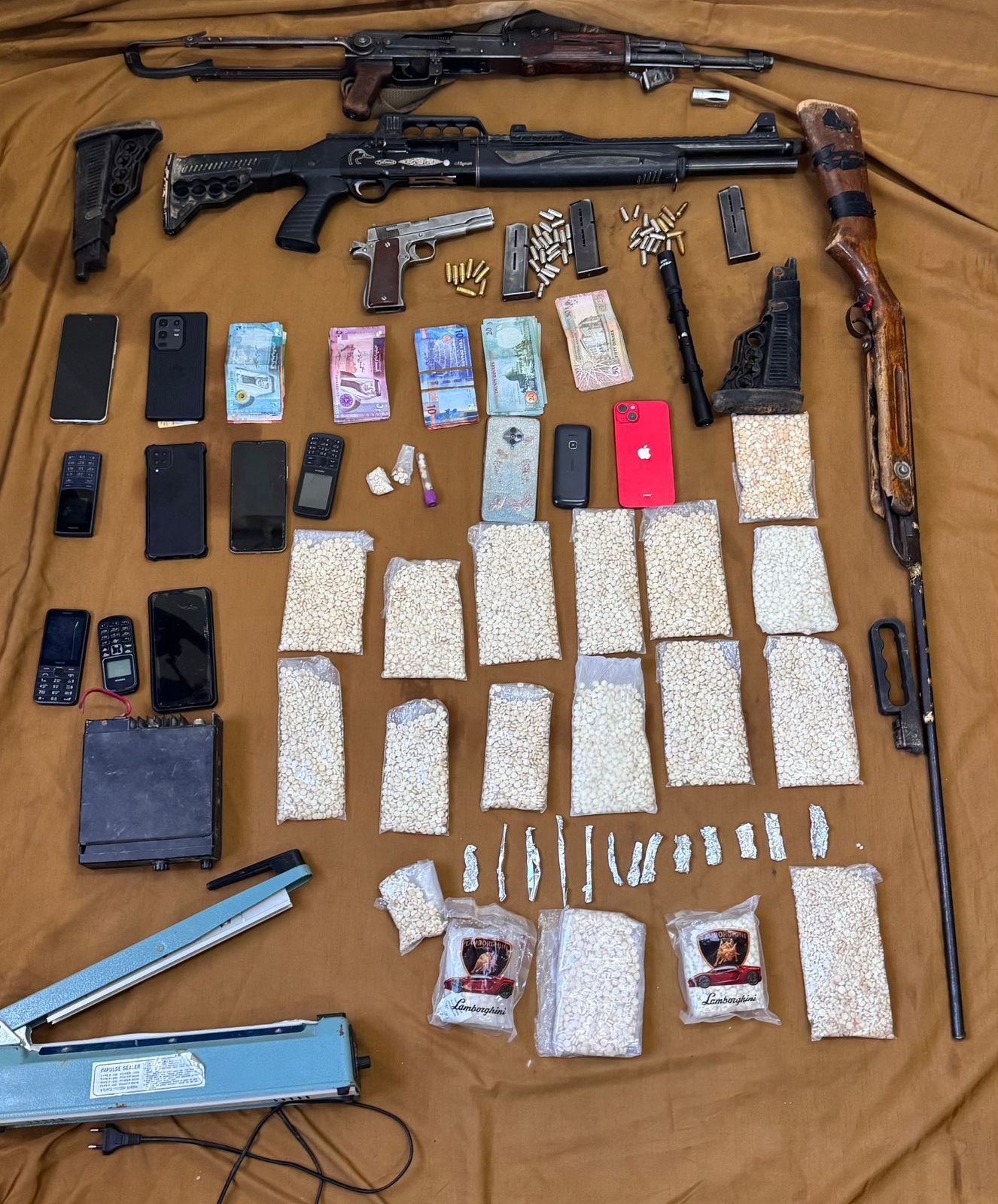 حملات أمنية تضبط 16 مروج مخدرات بالأردن