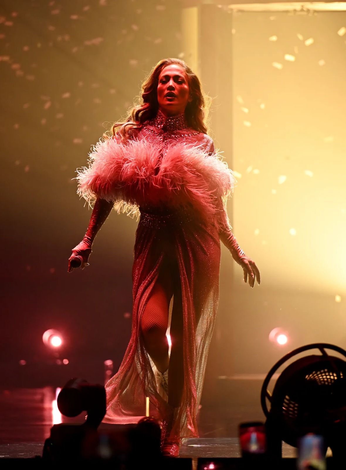 شربل زوي يوقّع إطلالة جنيفر لوبيز المسرحية ويعيد تعريف الأزياء الأدائية