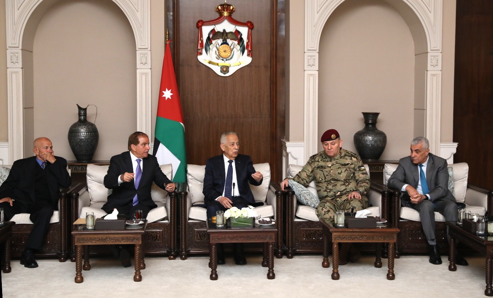 متابعة للقائهم مع الملك  ..  العيسوي يلتقي متقاعدين خدموا بمعية جلالة الملك بالقوات الخاصة