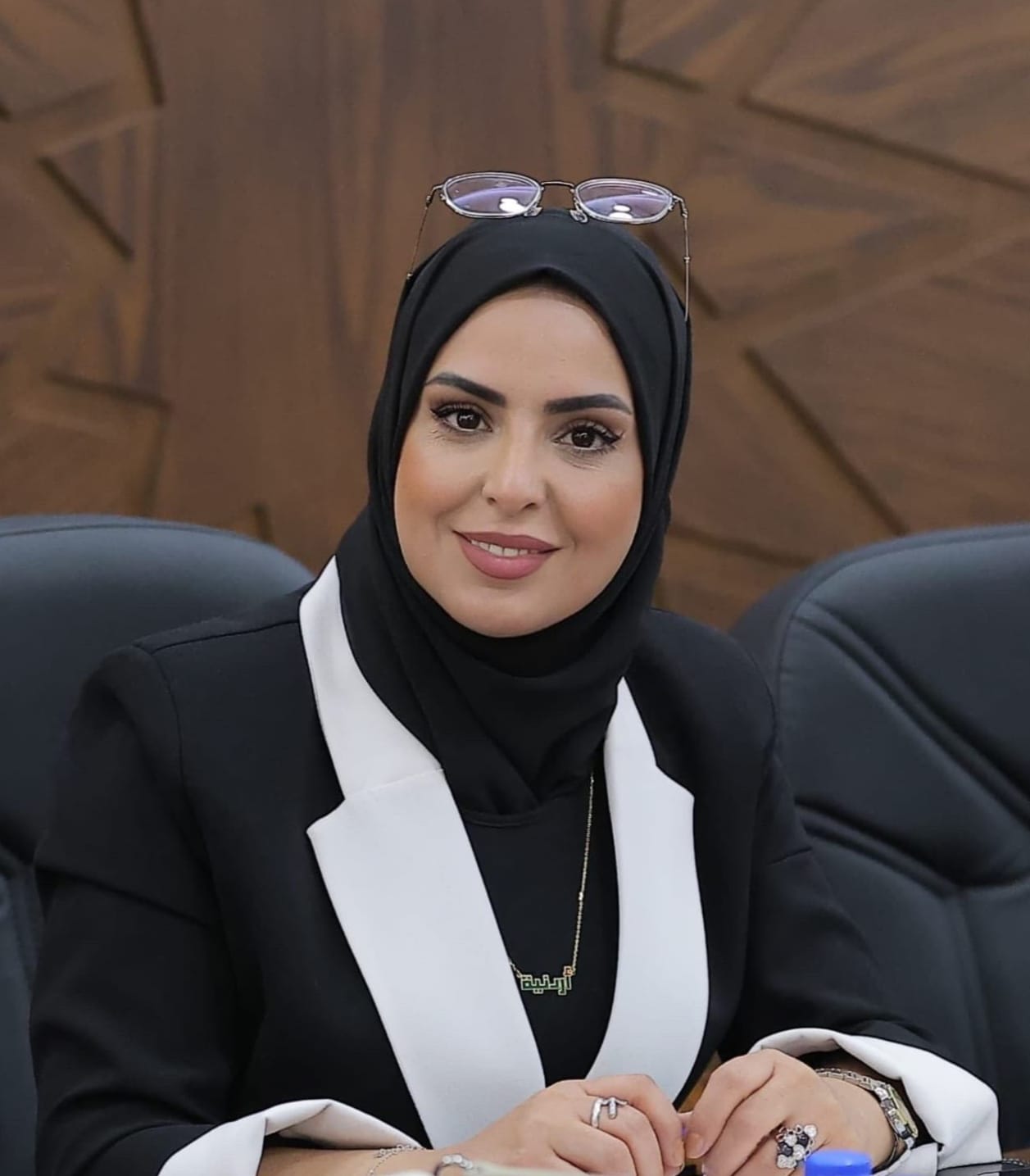 "ساعي البريد الذي يتذمّر من أبواب الجيران"