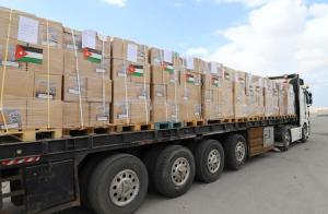 الأردن يُسير أكبر قافلة مساعدات برية للأهل بغزة تضم ١٠٥ شاحنات من...