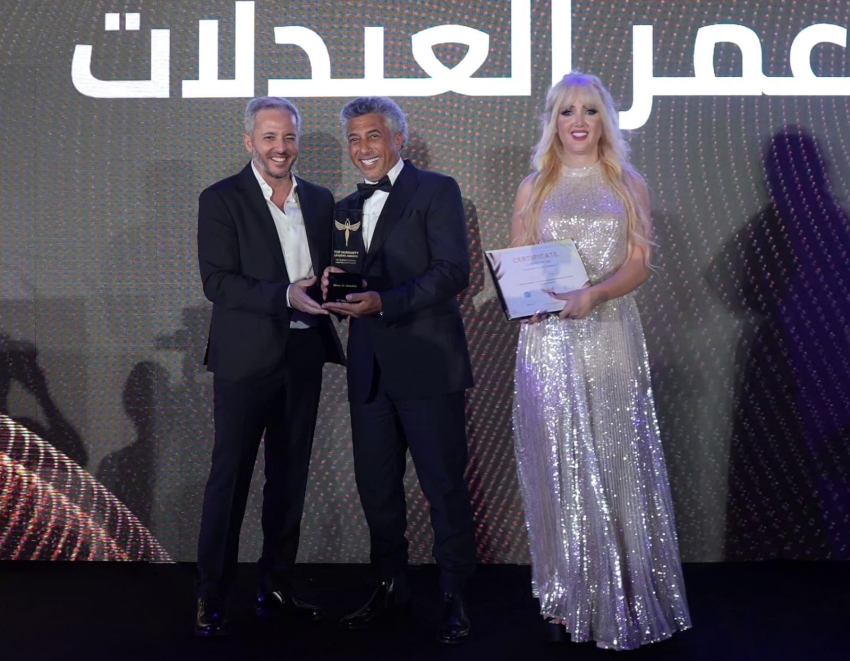  دولة الإمارات العربية تكرم الفنان عمر العبداللات بجائزة قادة العمل الإنساني – صور 