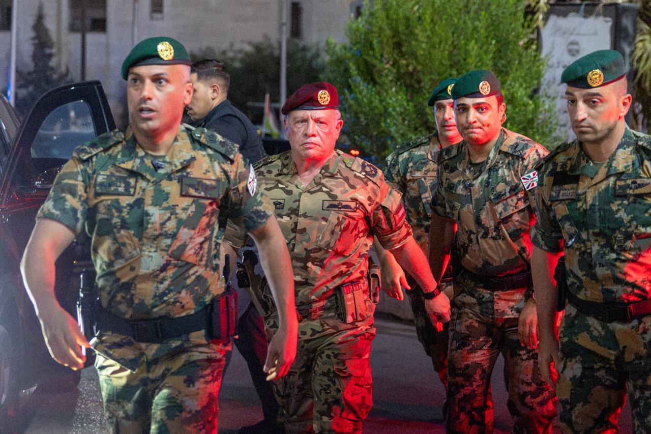 بالصور ..  الملك يعود مصابي حادث الكرك الإرهابي 