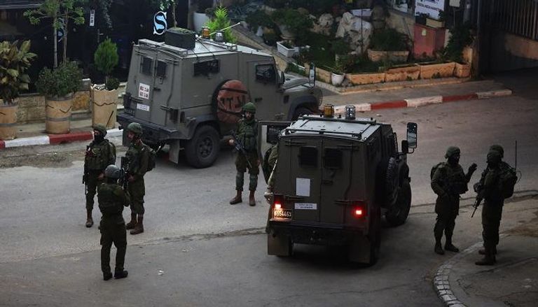إصابة 11 فلسطينيا بنابلس في اقتحامات ليلية بالضفة