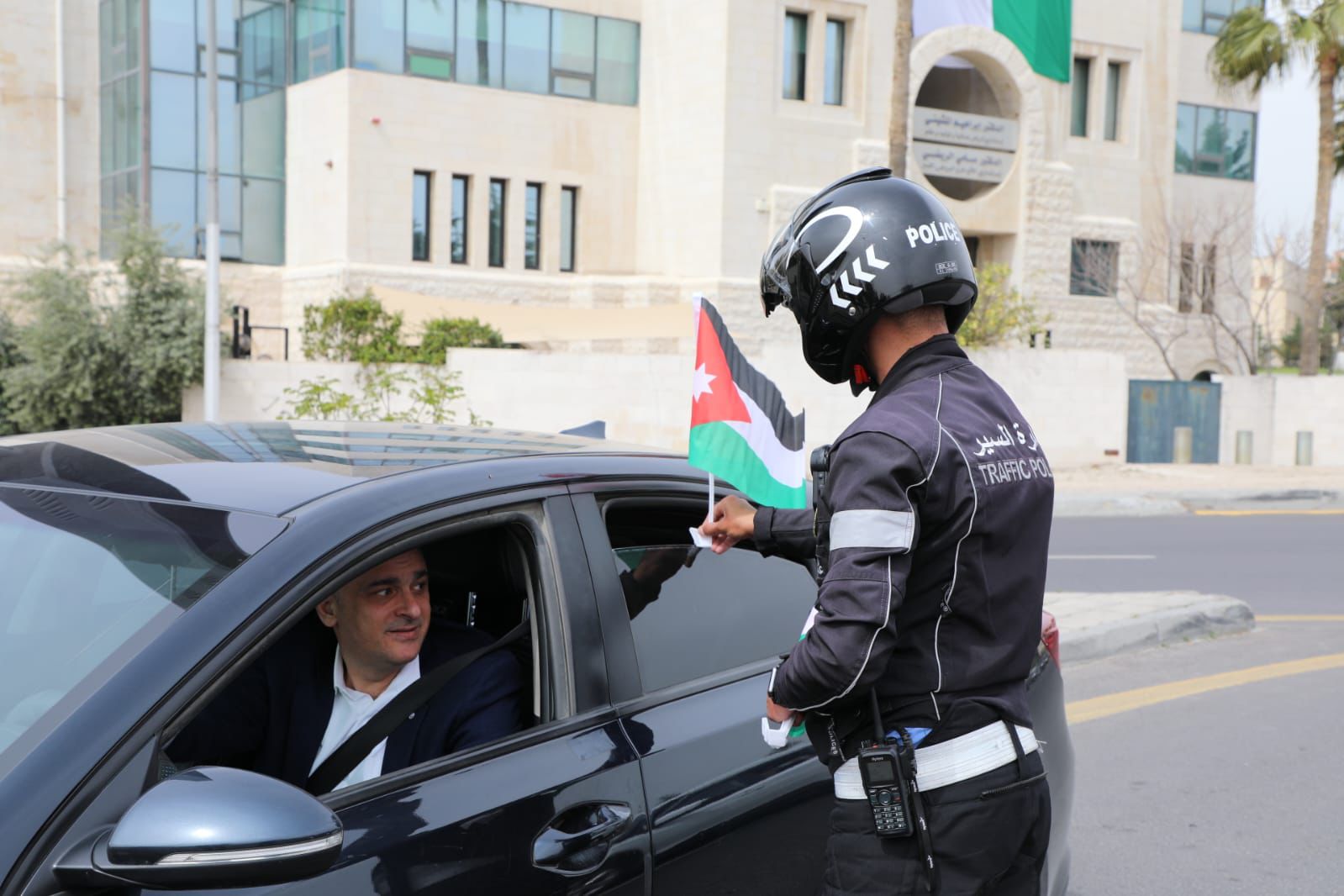 الأمن العام يباشر بلصق وتوزيع العلم الأردني على مركبات المواطنين احتفاءً بيوم العلم