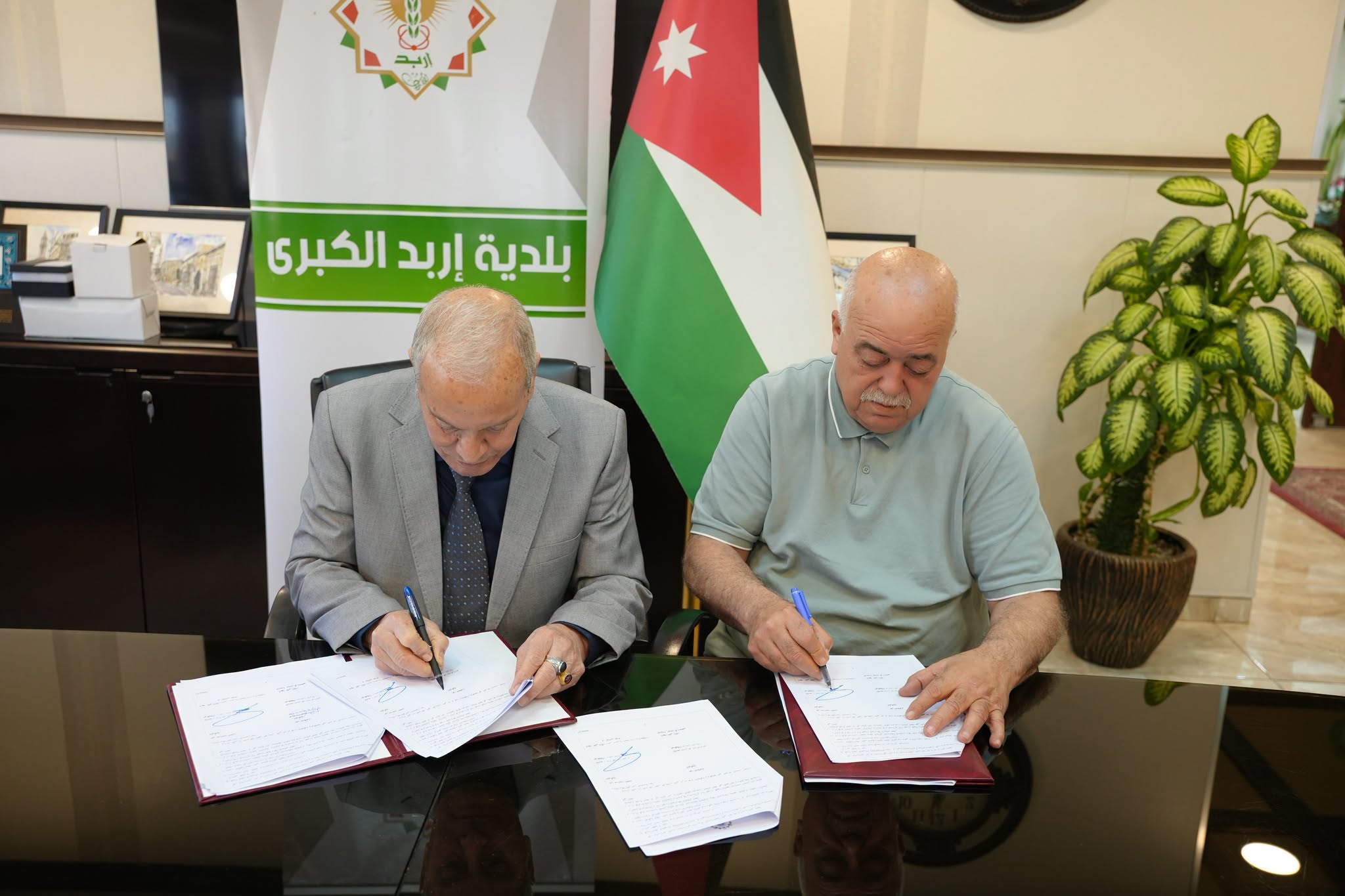 بلدية إربد الكبرى توقع اتفاقية تعبيد شارع الملك حسين "شارع حوارة"