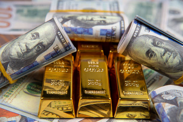 الذهب يتراجع عن مستوى قياسي مرتفع مع صعود الدولار