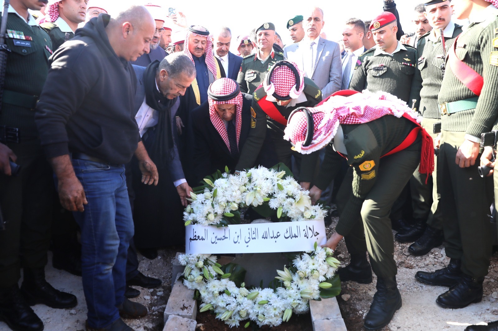 مندوبا عن الملك وولي العهد ..  العيسوي يشارك في تشييع جثمان رئيس الوزراء الاسبق أحمد عبيدات