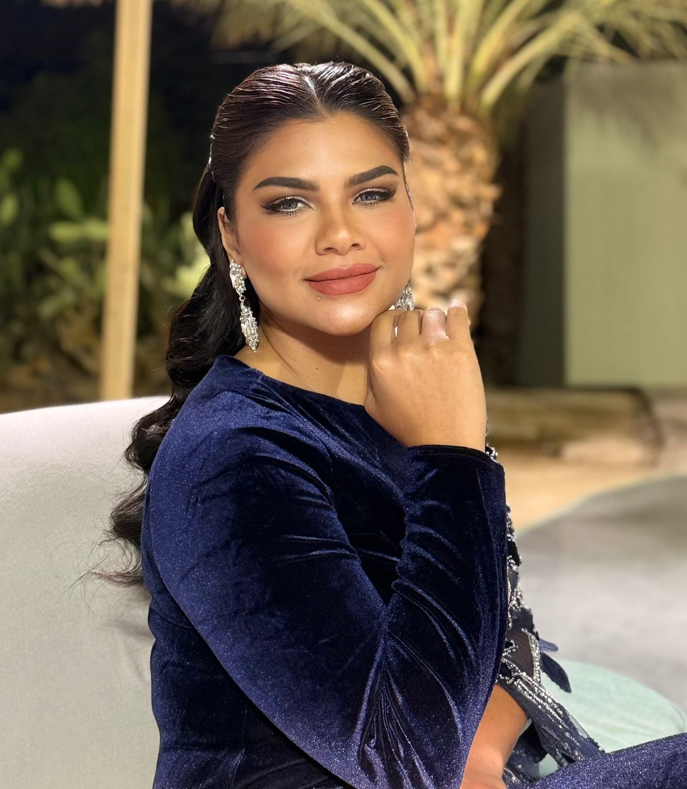 الفنانة أفنان عباس تعايد جماهيرها بأغنية ( ماهزني بعده )