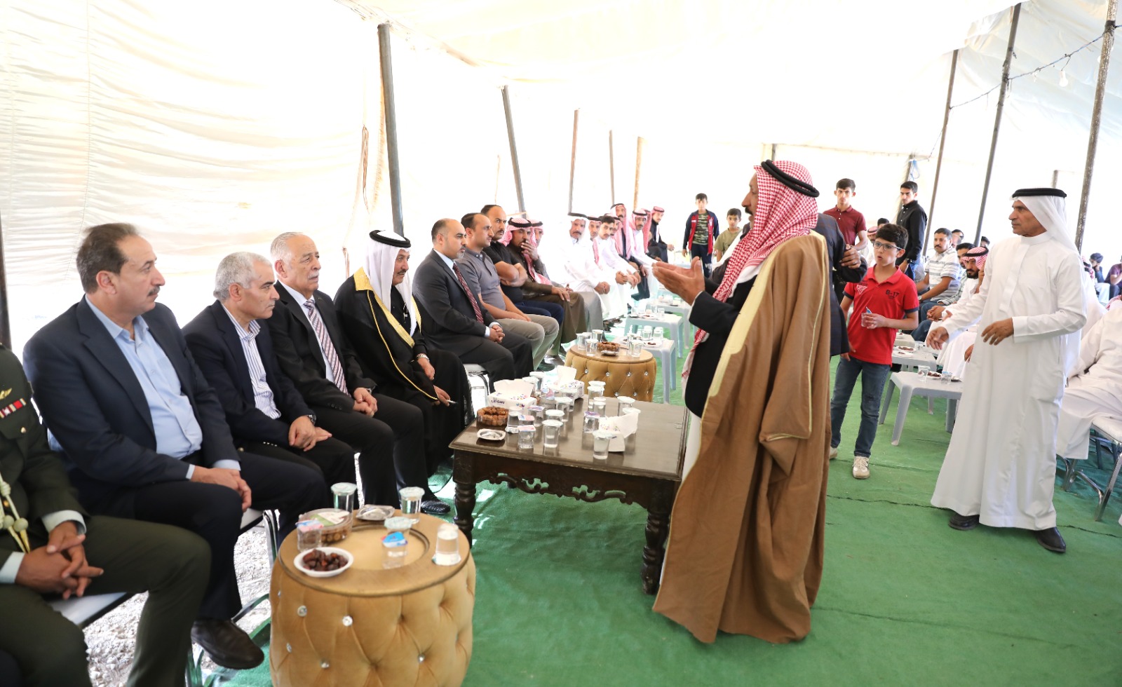 مندوبا عن الملك وولي العهد ..  العيسوي يعزي قبيلتي الحويطات وبني صخر وعشيرة الدباس