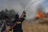 الدفاع المدني يخمد حريقي أعشاب ومحاصيل زراعية ويحذر المواطنين