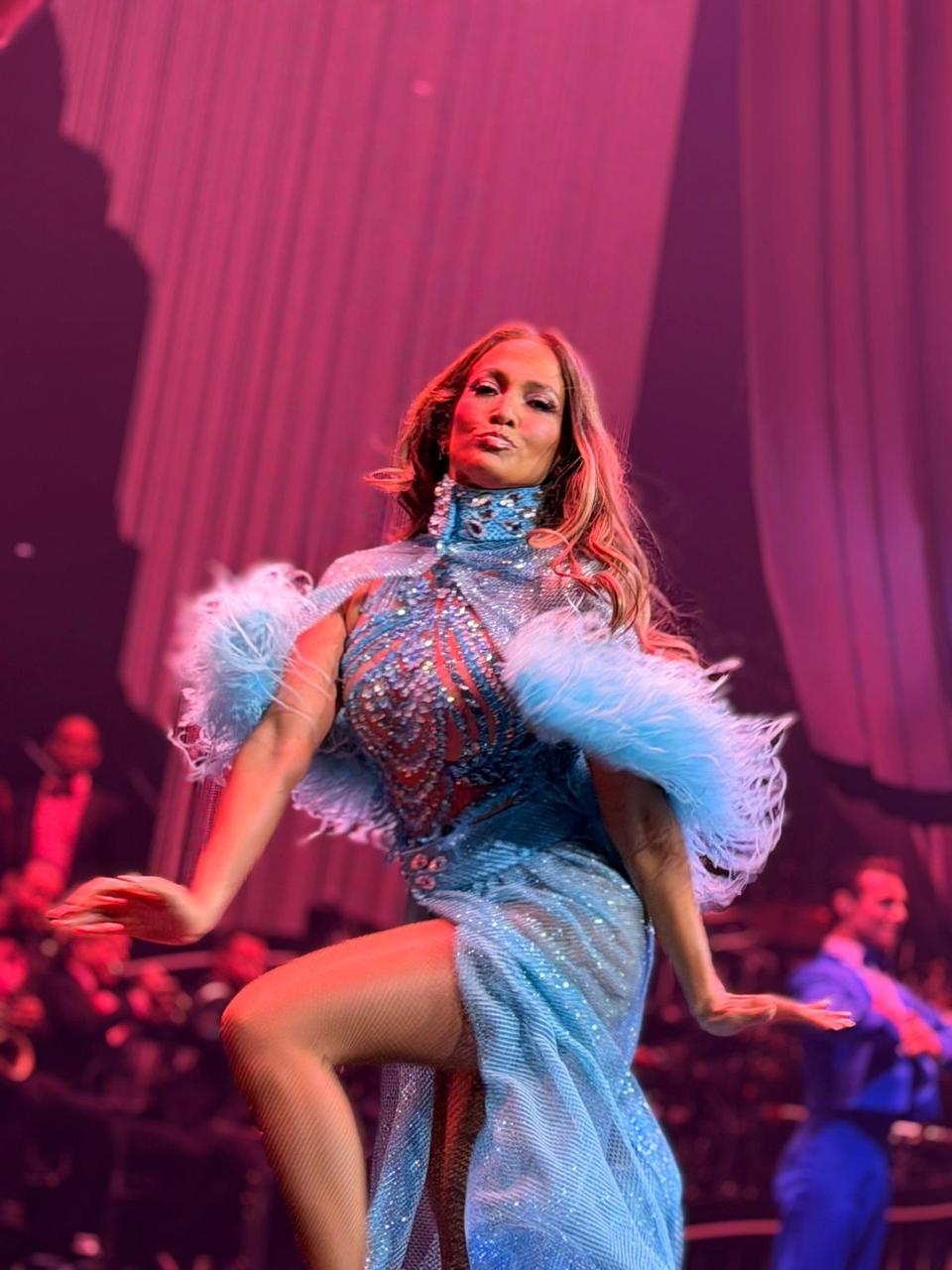 شربل زوي وجينيفر لوبيز… عرض بصري مميز على مسرح لاس فيغاس