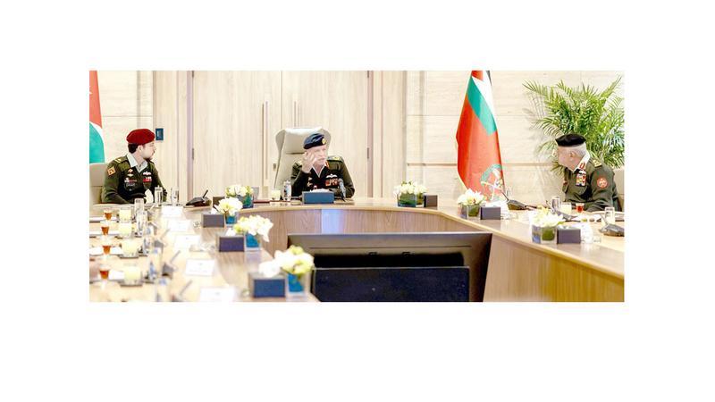 الملك: دور كبير للجيش بحماية الوطن